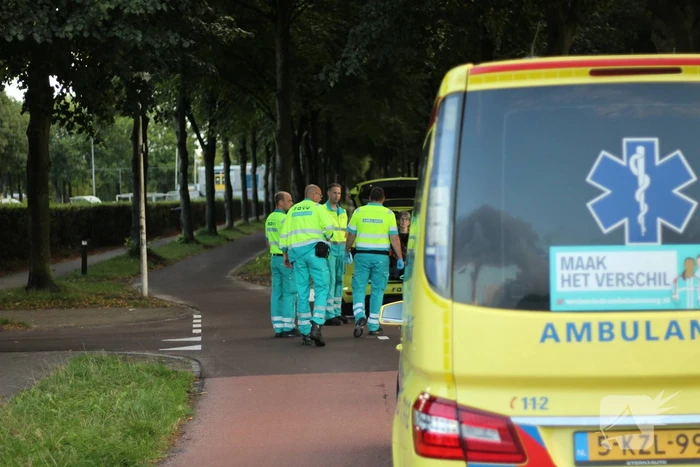 Vrouw gewond na botsing met scooterrijder