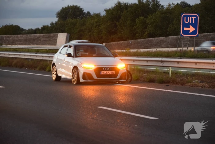 Twee auto's botsen op snelweg