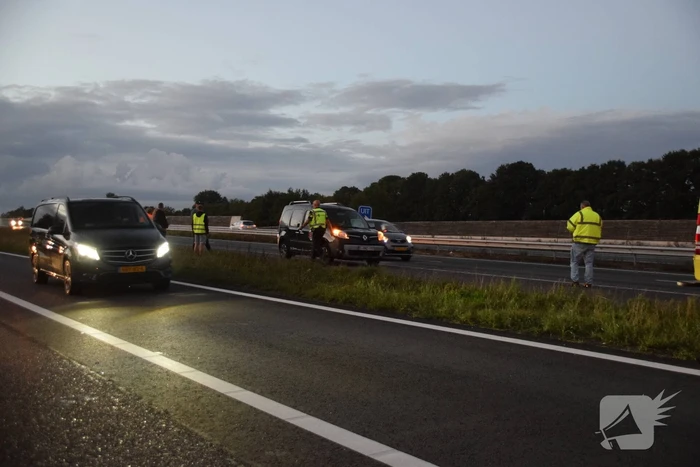 Twee auto's botsen op snelweg