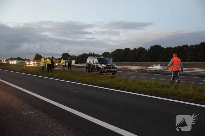 Twee auto's botsen op snelweg