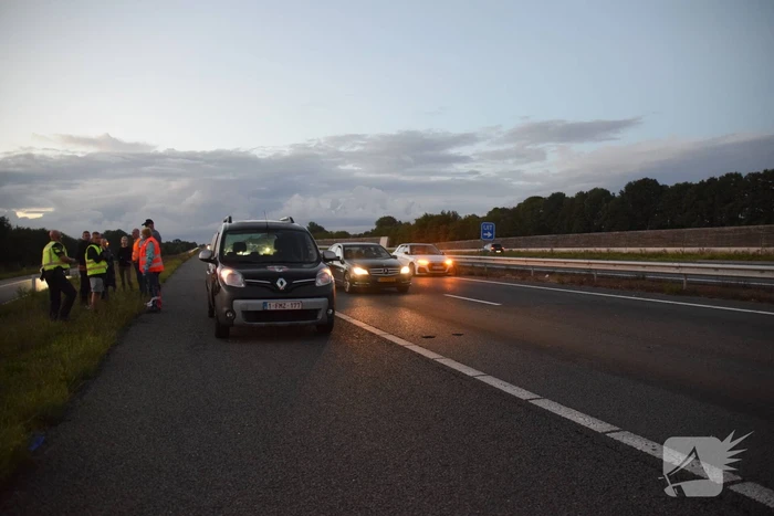 Twee auto's botsen op snelweg