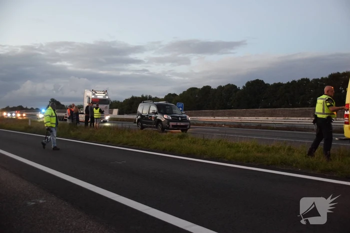 Twee auto's botsen op snelweg