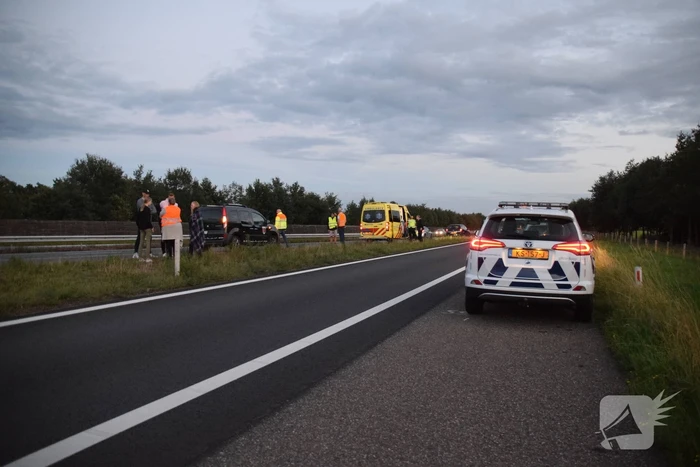 Twee auto's botsen op snelweg