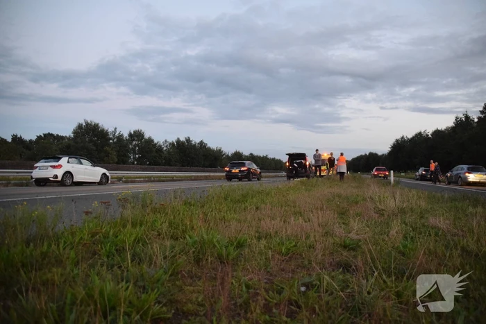 Twee auto's botsen op snelweg