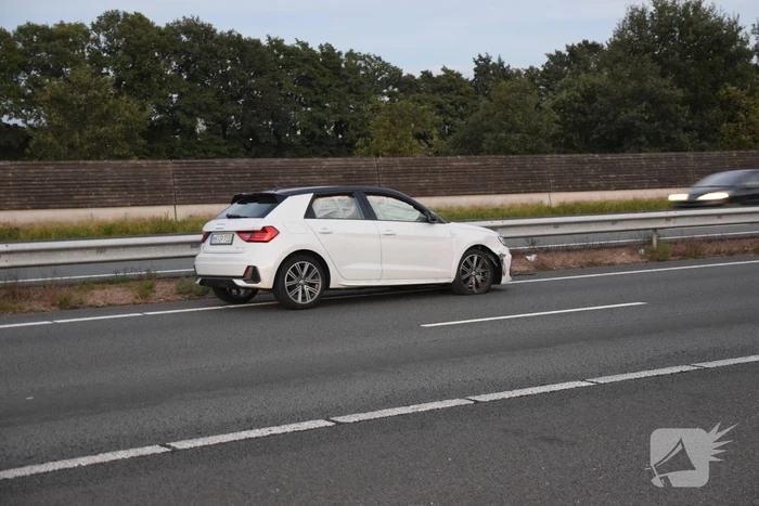Twee auto's botsen op snelweg