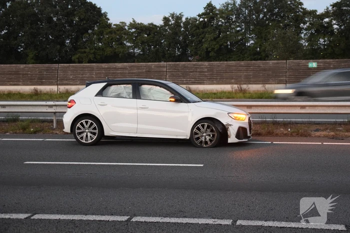 Twee auto's botsen op snelweg