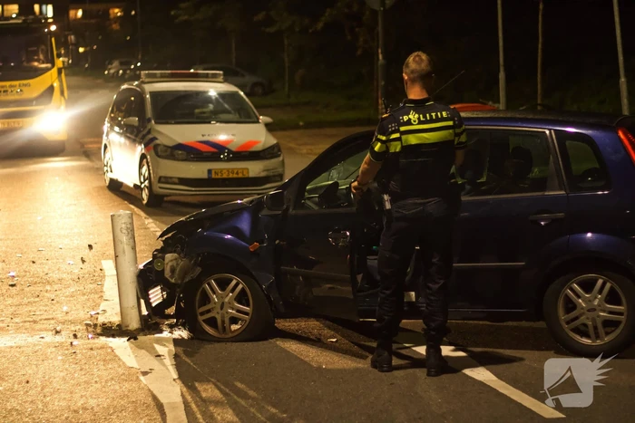 Auto rijdt tegen paal en voetganger