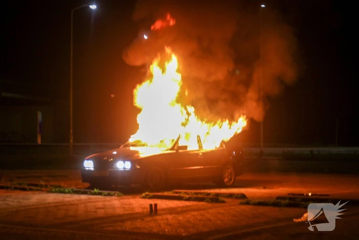 Auto totaal verwoest door brand