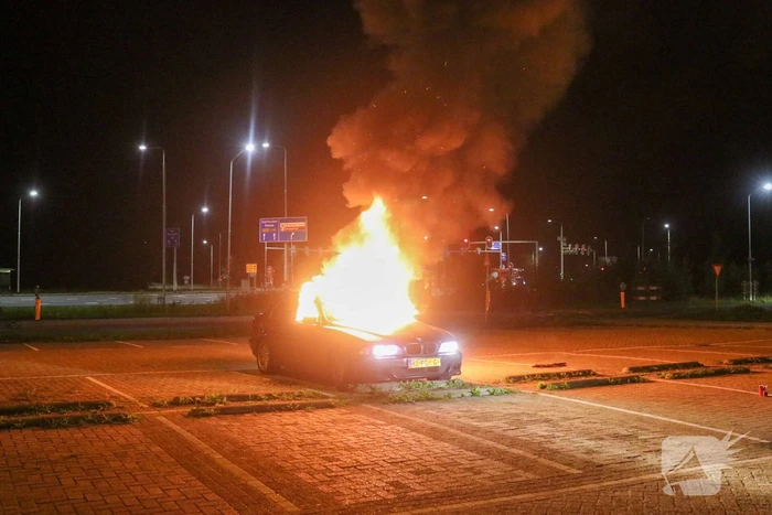 Auto totaal verwoest door brand