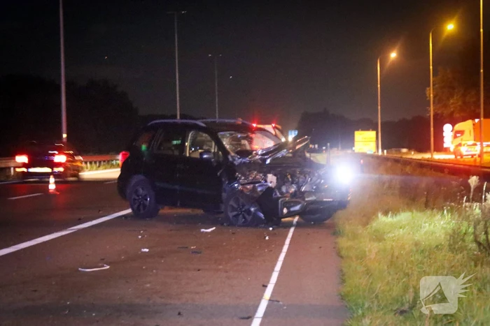 Forse schade na botsing tussen auto en vrachtwagen