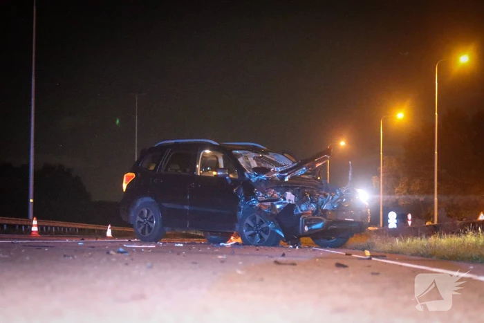 Forse schade na botsing tussen auto en vrachtwagen