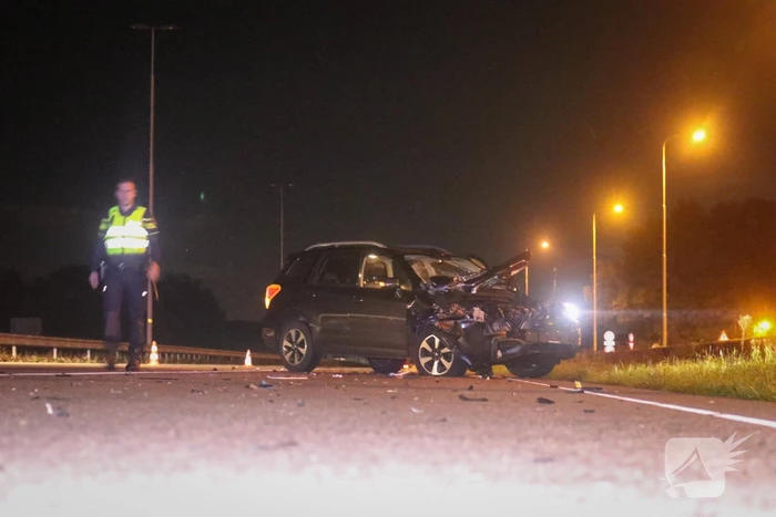 Forse schade na botsing tussen auto en vrachtwagen
