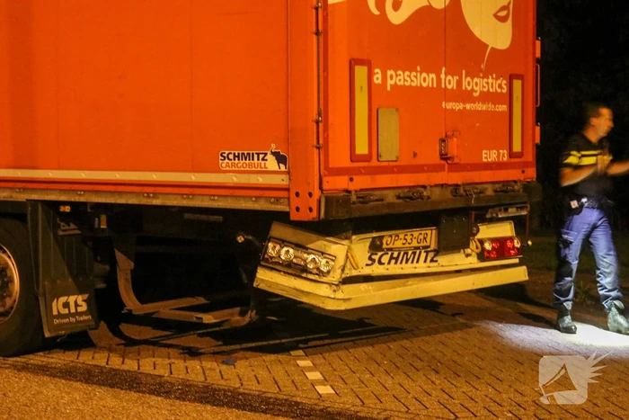 Forse schade na botsing tussen auto en vrachtwagen