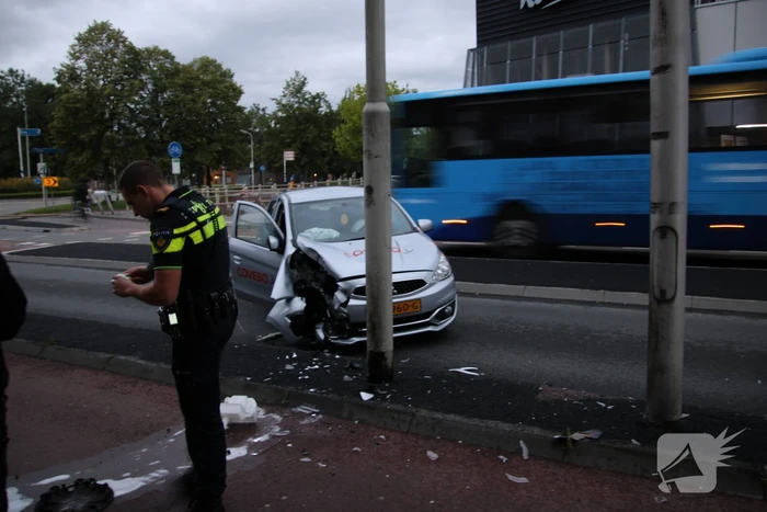 Auto in de kreukels na botsing met paal