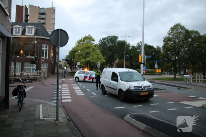 Auto in de kreukels na botsing met paal