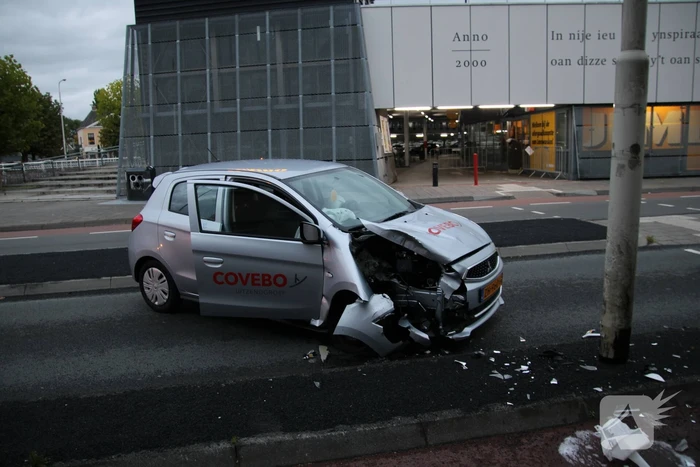 Auto in de kreukels na botsing met paal