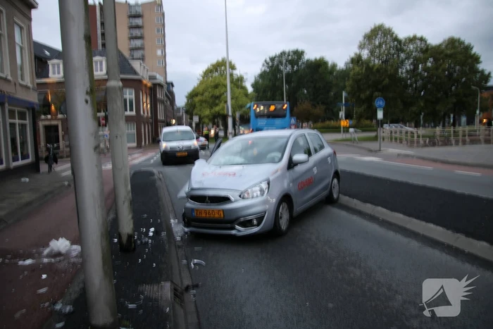 Auto in de kreukels na botsing met paal