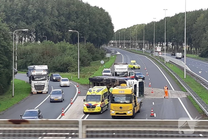 Vrachtwagen gekanteld op de snelweg