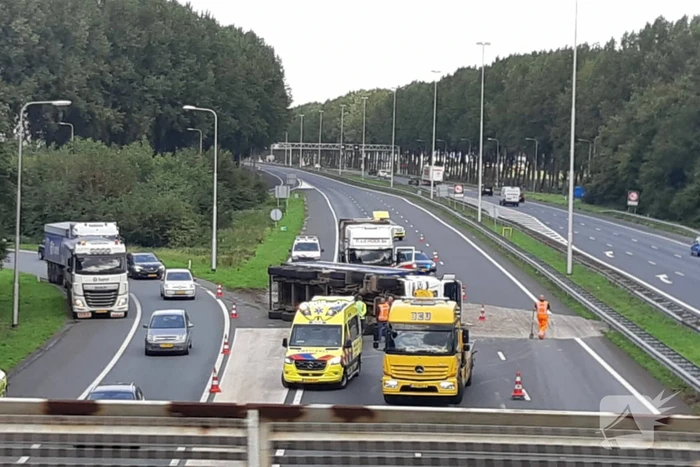 Vrachtwagen gekanteld op de snelweg