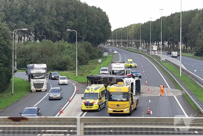 Vrachtwagen gekanteld op de snelweg