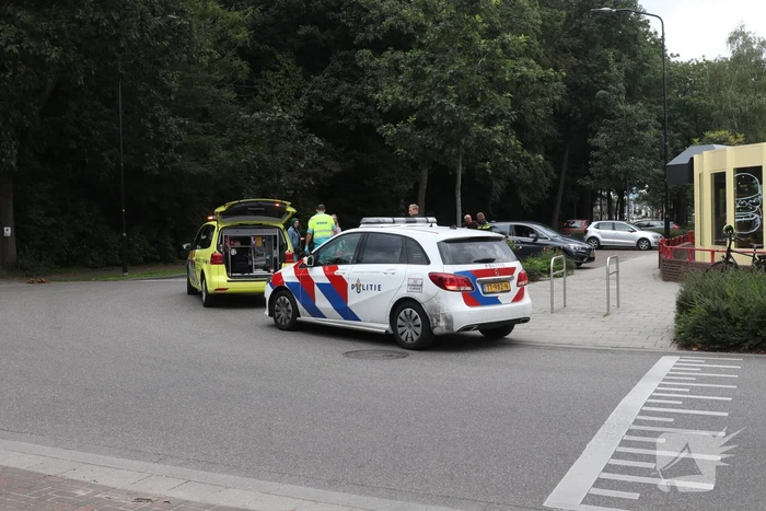 Vrouw op leeftijd valt uit scootmobiel