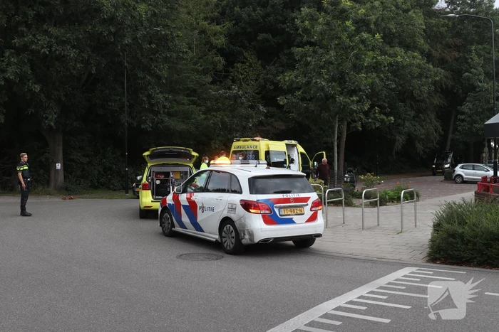 Vrouw op leeftijd valt uit scootmobiel