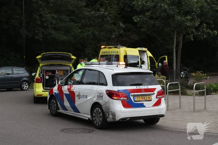 Vrouw op leeftijd valt uit scootmobiel