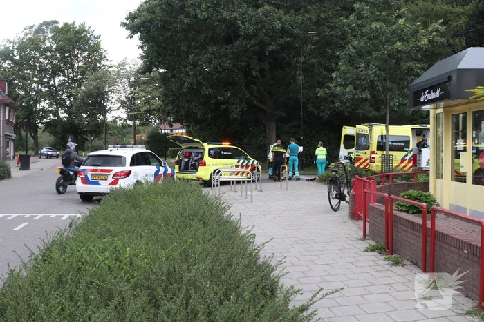 Vrouw op leeftijd valt uit scootmobiel