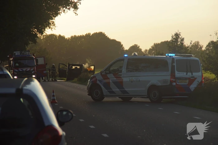 Bestelbus gaat in vlammen op