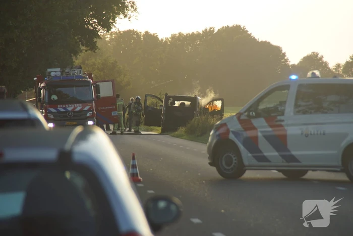 Bestelbus gaat in vlammen op