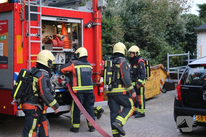 Brandweer oefent middelbrand met slachtoffers in slooppand