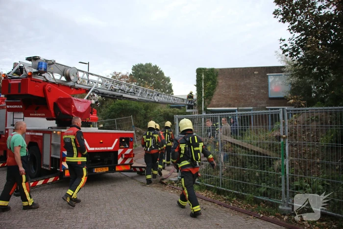 Brandweer oefent middelbrand met slachtoffers in slooppand