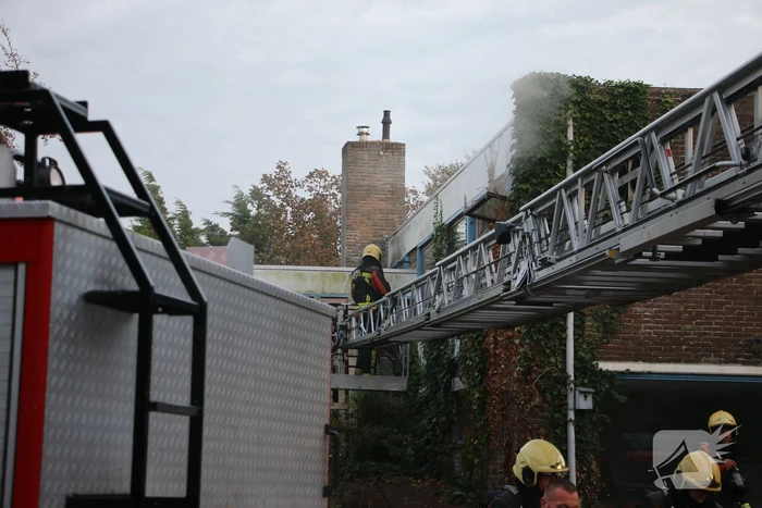 Brandweer oefent middelbrand met slachtoffers in slooppand
