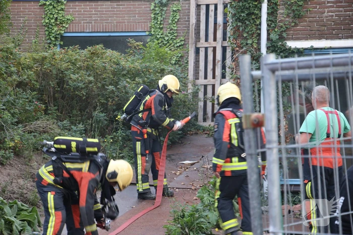 Brandweer oefent middelbrand met slachtoffers in slooppand