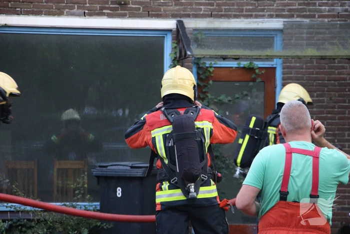 Brandweer oefent middelbrand met slachtoffers in slooppand