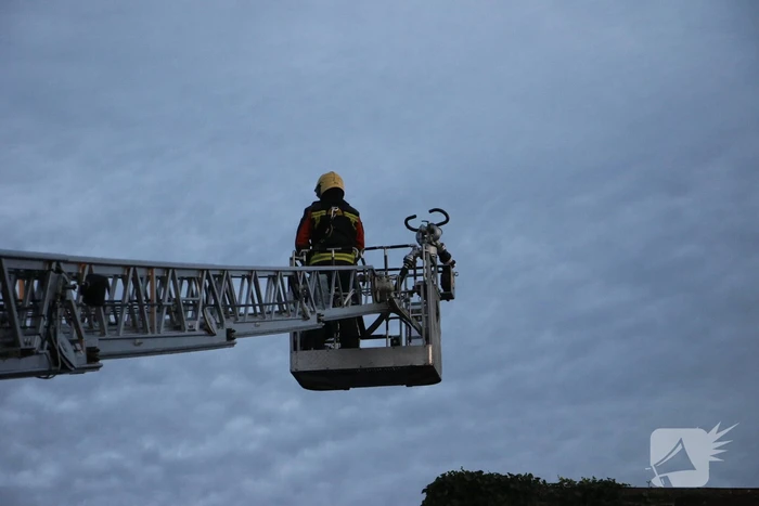 Brandweer oefent middelbrand met slachtoffers in slooppand