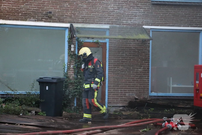 Brandweer oefent middelbrand met slachtoffers in slooppand
