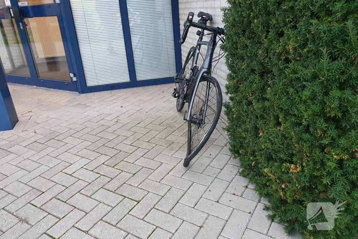 Racefietser aangereden door auto