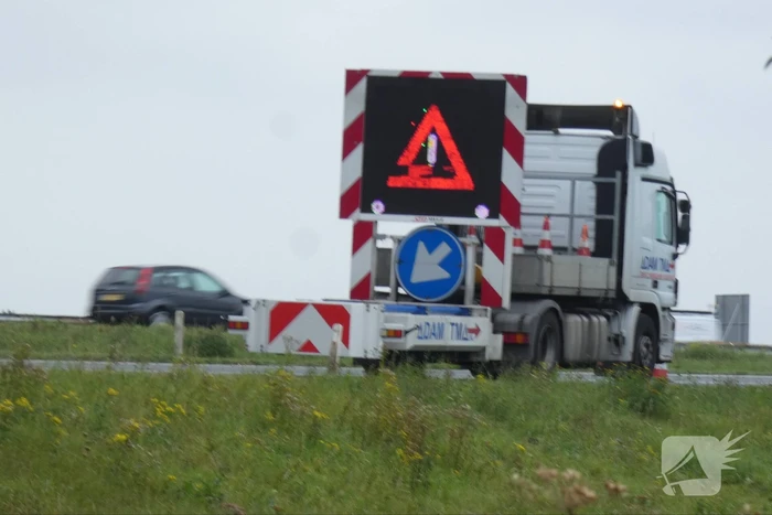 Verkeersbegeleiding bus raakt van de snelweg en belandt in greppel