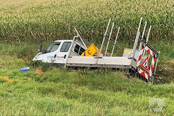 Verkeersbegeleiding bus raakt van de snelweg en belandt in greppel