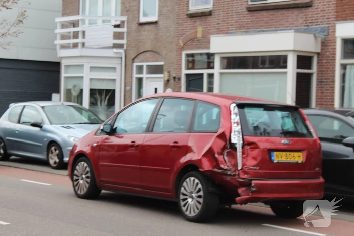 Bestelbus botst achterop voorganger