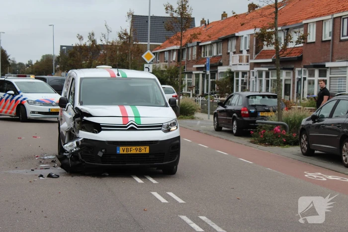 Bestelbus botst achterop voorganger