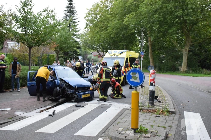 Personenauto vliegt uit de bocht