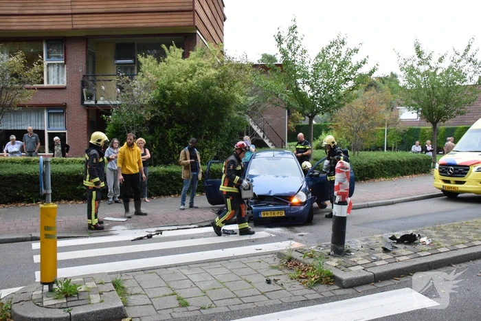 Personenauto vliegt uit de bocht