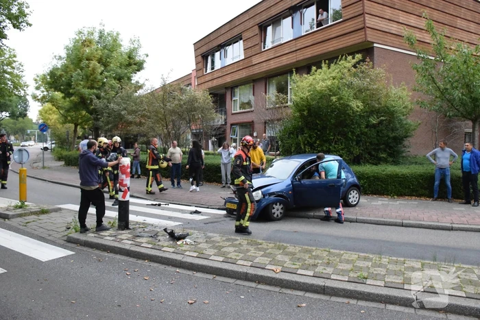 Personenauto vliegt uit de bocht