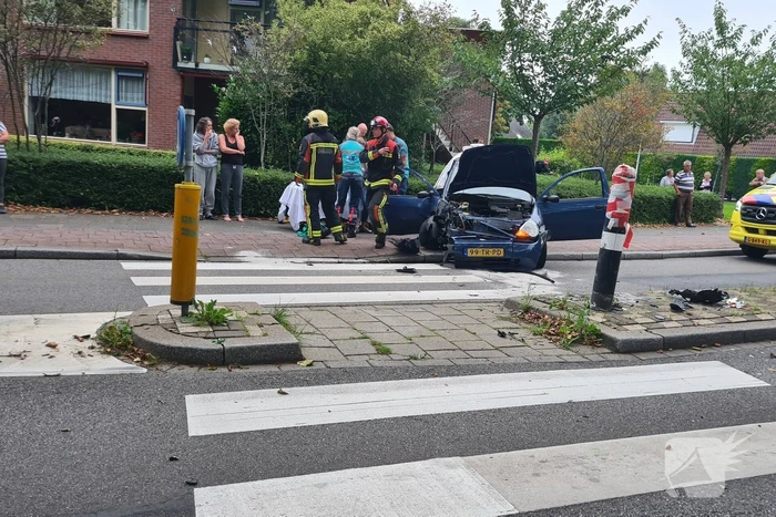 Personenauto vliegt uit de bocht