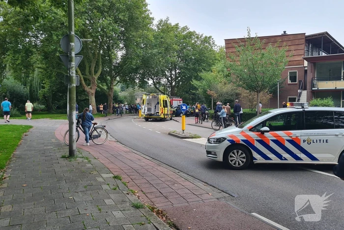 Personenauto vliegt uit de bocht