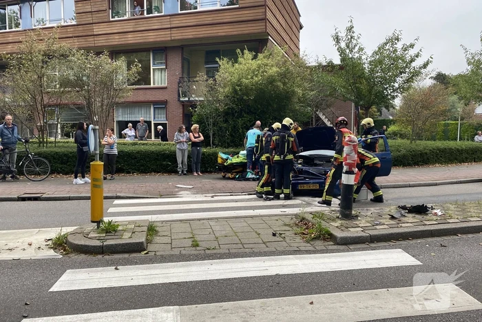 Personenauto vliegt uit de bocht