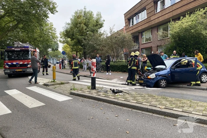 Personenauto vliegt uit de bocht