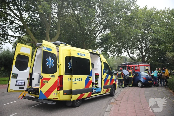 Personenauto vliegt uit de bocht